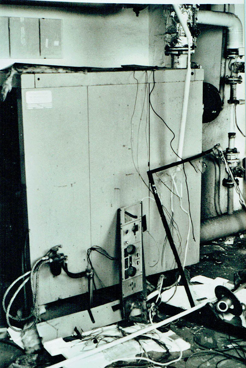 herausgerissene Kabel an einem Schaltschrank in der ehemaligen Raketenstation Schwelentrup